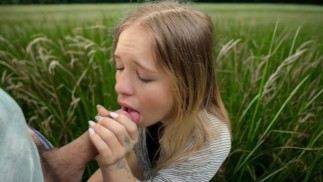 Очень распутная симпатичная девушка грязно разговаривает, мастурбирует и громко стонет от оргазмов