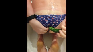 Растяжка ануса огурцом в новых плавках