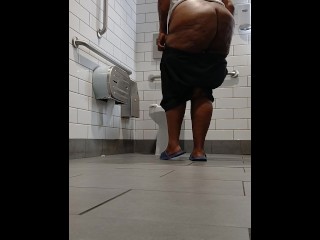 Должен ли я больше сниматься в общественных туалетах?