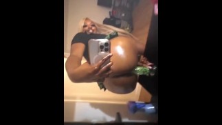 écolière coquine ébène joue avec elle-même