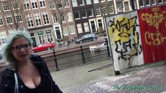 Exnovia tatuada y sexy se pasea con la cara llena de semen por el centro de Ámsterdam (Cumwalk)