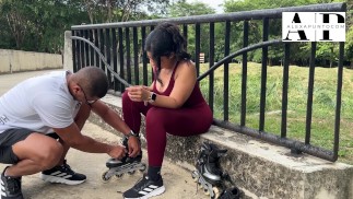 Une Latina en Patins Se Fait Baiser Après l’Entraînement – Vrai Couple Amateur Passionné (Juin 2025)