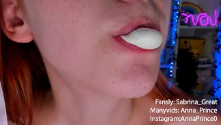 Жевать и пускать пузыри жевательной резинкой