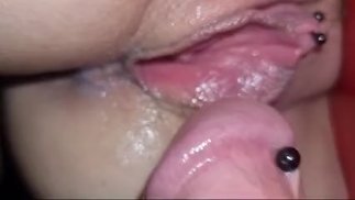 Смотри, как в мою киску входит большой толстый член супер крупным планом