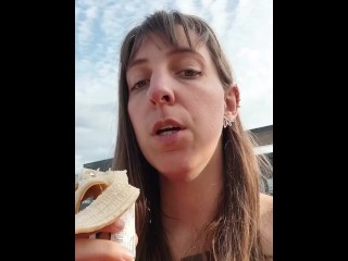 Я ем банан на публике