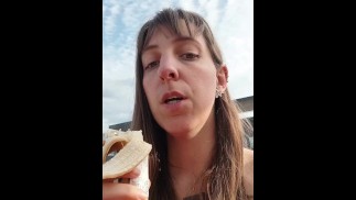 Я ем банан на публике