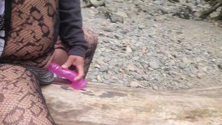 Baise de gode de pénis inversé en public partie 1