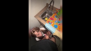 Colegiala Lavando trastes! La Chupa en la cocina Viéndome a los ojos! Se la meto rico! Video Casero!