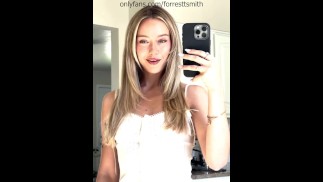 Le défi du collège d’une jeune femme petite fait frénésie