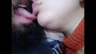 elle s’embrasse en faisant une belle branlette sur ma bite, elle adore masser la bite en s’embrassant🍌😋🫦🤤💦🍌😚😘
