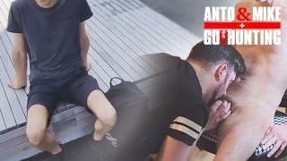 Hetero twink student wordt door mij gezogen tijdens zijn lunchpauze