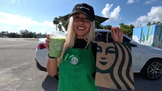 Asiatisches Starbucks-Mädchen wird gefickt und bittet um Sperma auf ihrem Gesicht