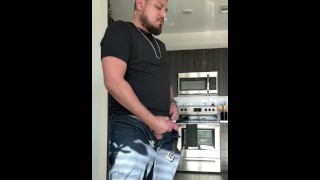 Caressant ma grosse bite mexicaine après le travail.