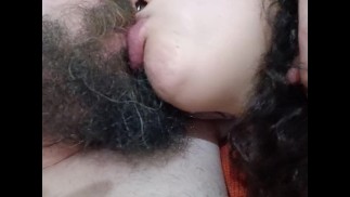 Geile Schlampe mit Zungenkuss, die den Schwanz des Hahnrei hart wichst, während sie seinen großen Mund lutscht