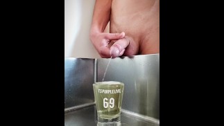 Я угощаю подростка стаканом теплой мочи. Она любит пописать и выпить