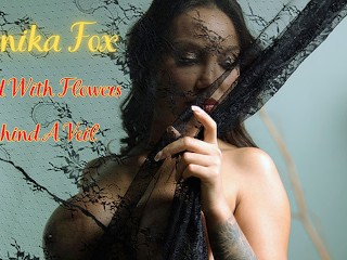 Моника Фокс голая с цветами за вуалью