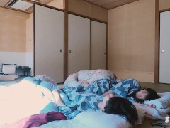 【カップル覗き見】旅館で寝起きの彼氏を騎乗位責めしたら生ハメ中出しされて声我慢しながら連続痙攣イキ… 素人 浴衣 japanese ハメ撮り 個人撮影 巨乳 かわいい 痴女 無修正 日本人 調教 1/16