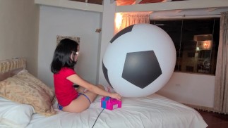 Marianna SIT DOWN TO POP the 36-inch football balloon (full video on C4S / MV / OF / Membersite)