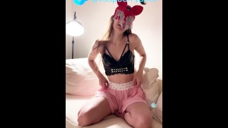 Une fille timide enlève son soutien-gorge devant la caméra