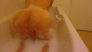 Femboy cachonda divirtiéndose en un baño