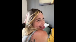 Ma voisine trans ultra chaude m'invite chez elle pour la baiser