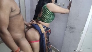 Indian wife ki sexy saree me gaand chudai. Indian anal sex in saree.
