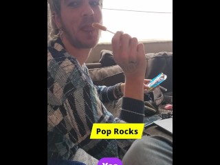 Beim Essen Von Pop-Steinen Rummachen