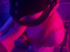 В комнате с неоновым светом приятнее трахаться  Порно, домашнее - Screenshot 4 of 16 - в неоновой комнате