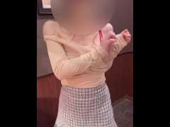 漫画喫茶でノーパンノーブラ我慢できずトイレでお潮噴射！ - Screenshot 6 of 16 - Japanese