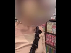 漫画喫茶でノーパンノーブラ我慢できずトイレでお潮噴射！ - Screenshot 9 of 16 - Girl Peeing