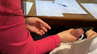 ADIEU, MATHS ET ÉCOLE !! Un camarade de classe m’a donné une branlette sous la table le dernier jour de l’école