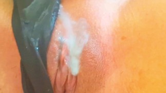 I fucked my girlfriend in bed and cum on her pussy
