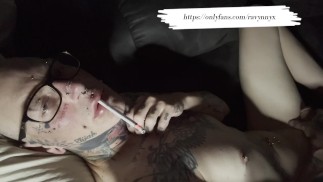 Tätowierter Raucher fasst sich selbst an