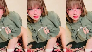 Beautiful молодая транс-девушка наслаждается мастурбацией огромной игрушкой в постели