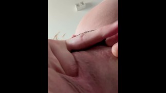 Blond meid vingert zichzelf totdat haar poesje druipt van squirt