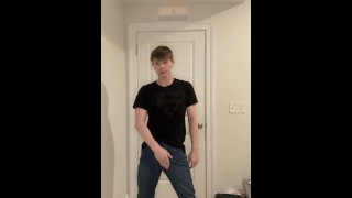 Повешенный Blond колледж Джок раздевается перед камерой