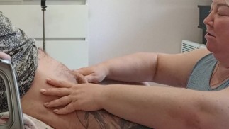 жена смотрит, как сосед сосет мой член и глотает сперму