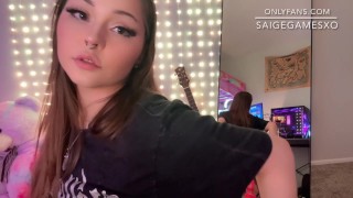 Egirl Streamer cavalca Large Orochi Bad Dragon Dildo dopo il flusso davanti allo specchio.