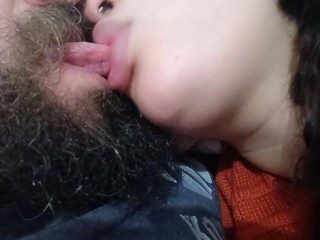 восхитительный поцелуй, он любит ее губы, он пробует ее большой рот, поцелуйный фетиш🫦😋🤤😵 💫😵🤤😋🫦🥛