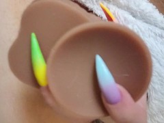 Devote Schlampe fickt sich mit ihrem Dildo bis zum Orgasmus