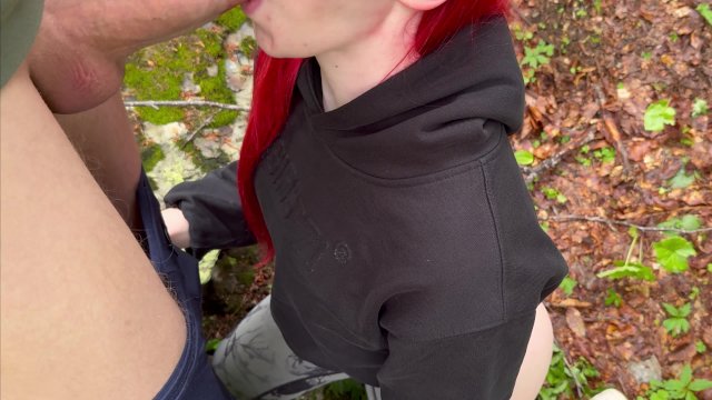 Отсосала член друга во время прогулки в лесу  Отсосала член на природе