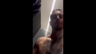 Berühre meinen Schwanz in der Gymnastikdusche.