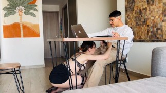 jolie gf suce ma bite pendant que j’essaie de travailler partie 1 / porno doux
