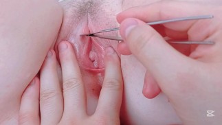 Rosada, mojada y expuesta completamente