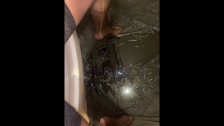 Stiefmutter pisst im ganzen Badezimmer