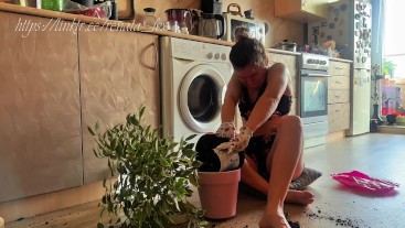 Твоя госпожа заставляет тебя вылизывать землю с ее ног