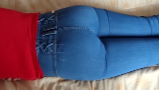 Пасынок ласкает мою большую задницу, заводит меня, и я мастурбирую перед ним