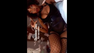 Ваша новая финансовая доминатрикс стоит на коленях и платит мне в личку, чтобы я подчинился моему контролю