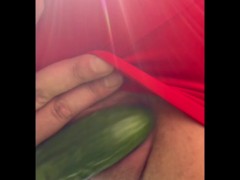 Sortie vélo qui dérape en exhibe extérieur avec un concombre dans la chatte