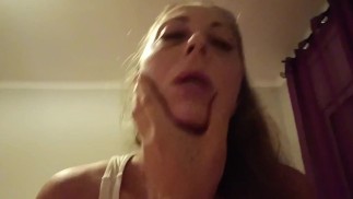 Milf rubia de ojos azules con tetas súper ricas y clitoris enorme le encanta cabalgar una buena poll